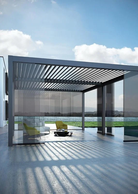 Aluminijska pergola s lamelama uz vanjsku terasu