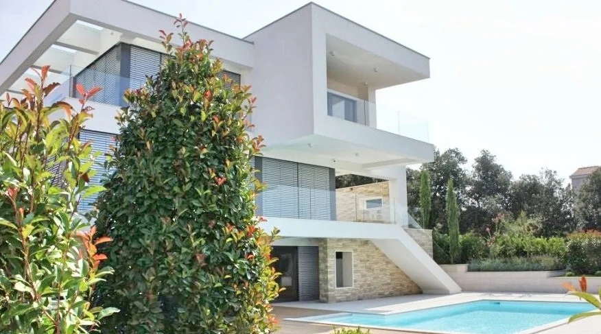 Villa Zara u Zadru sa staklenim ogradama i bazenom